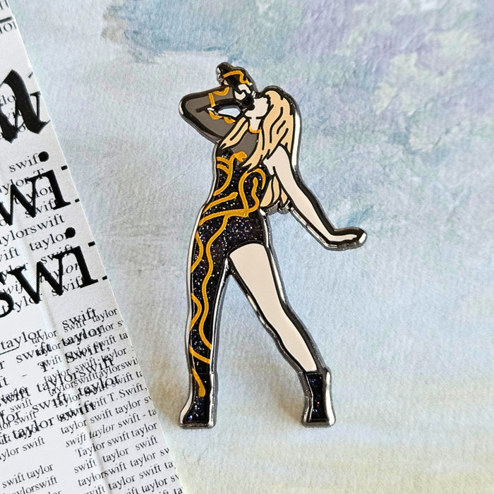 Rep Outfit Enamel Pin (gold)